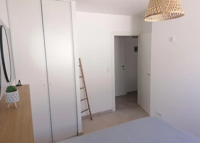 Petit Havre De Paix Au Bord De La *